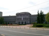 Zagrebačke gimnazije I. zagrebačka gimnazija danas Muzej Mimiara  1895. Gimnazija se ponovno seli, ovog puta u novu zgradu na današnjem Rooseveltovom trgu, u kojoj su tada bile smještene viša trgovačka, realna i realna osmogodišnja gimnazija. Na toj lokaciji I. gimnazija provodi gotovo sto godina, da bi se 1986. morala iseliti zbog preuređenja zgrade u muzej umjetnina iz zbirke Ante Topića Mimare. Tada počinje "neurotično" šestogodišnje razdoblje u kojemu slavna gimnazija nema stalni prostor za nastavu te se nastavnici i učenici sele iz zgrade u zgradu, a ponekad su čak između satova morali mijenjati zgrade.